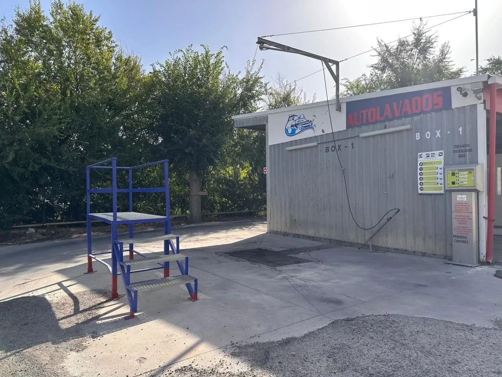 Box sin techo con pasarela para vehículos altos
